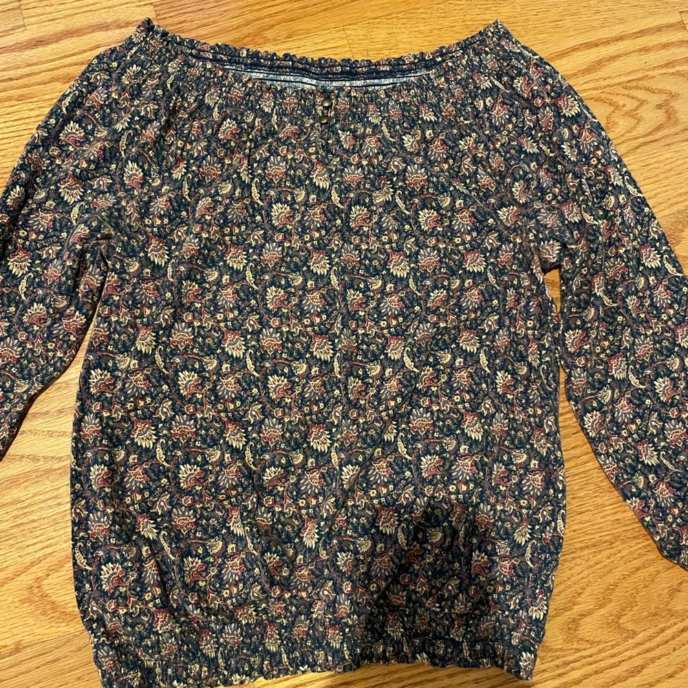 Women’s 3/4 sleeve top with elastic waist.